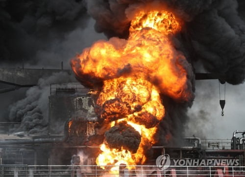 울산서 석유제품운반선 폭발·화재…"구조 46명 중 9명 부상"