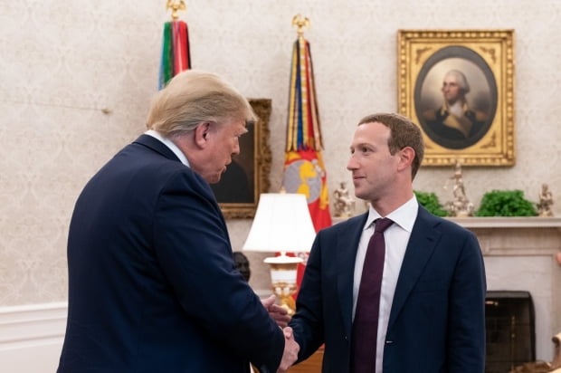 도널드 트럼프 미국 대통령(왼쪽)과 마크 저커버그 페이스북 CEO가 19일(현지시간) 백악관 집무실에서 만남을 가졌다.(사진=트럼프 트위터)