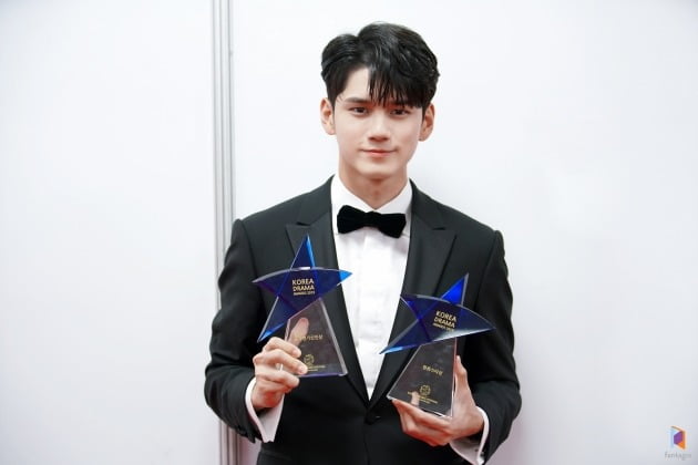 2019_코리아드라마어워즈 2관왕 옹성우 /사진=판타지오 제공