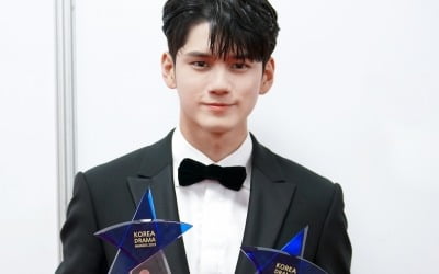 '2019 코리아드라마어워즈' 2관왕 옹성우, 이래서 '만능돌'