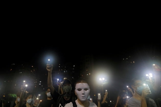마스크를 쓴 채 거리로 나온 홍콩 시민들 [사진=로이터 연합뉴스]