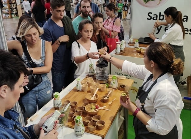 스페인에서 열린 '베지 월드' 행사에서 연두를 활용한 요리를 맛보는 사람들 [사진=샘표]