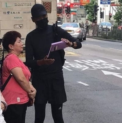 주윤발, 마스크 낀 채로 홍콩 시위 현장서 포착…팬들과 사진 "역시 영웅"