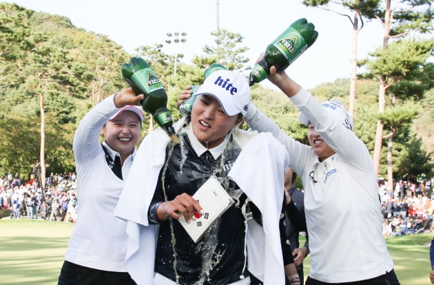 [포토] 우승 축하 맥주세례 받는 고진영