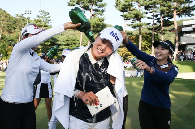 [포토] 우승 축하 맥주세례 받는 고진영