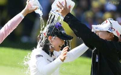 [포토] 우승 축하 물세례 받는 임희정