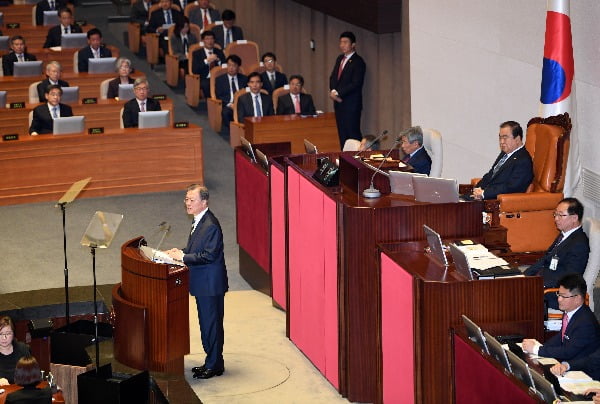 문재인 대통령이 22일 오전 국회 본회의장에서 2020년도 예산안 시정연설을 하고 있다. /사진=연합뉴스