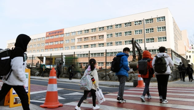 서울 첫 초·중등 통합학교인 해누리초·중이음학교가 지난 3월 서울 가락동에서 개교했다. 학령인구가 감소함에 따라 설립된 통합학교는 전국 약 100개에 달한다. 지난 3월29일 해누리초·중 학생들이 등교하고 있다. 한경DB