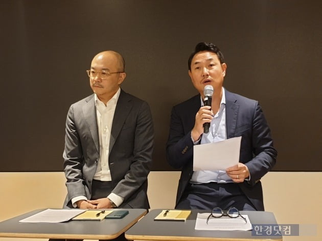 여민수(오른쪽)·조수용 카카오 공동대표는 25일 다음의 연예섹션 뉴스 댓글을 잠정 폐지하겠다고 밝혔다. / 사진=김은지 기자