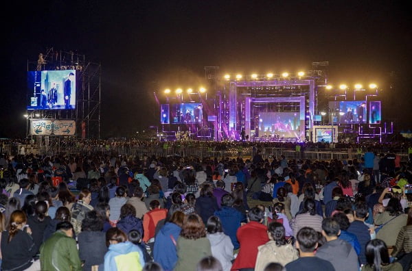 지난 25일 진행된 '2019 부산원아시아페스티벌'에 참석한 시민들이 '패밀리 파크 콘서트' 공연을 바라보고 있다. /사진=부산관광공사 제공