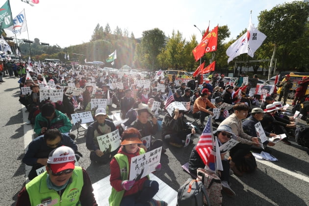 26일 서울 서초구 서초동 성모병원 인근에서 박정희 대통령 서거 40주년 태극기 집회가 열리고 있다.  /사진=연합