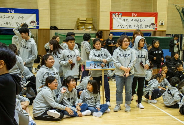 지난 19일 예산군 생활체육관에서 진행된 예산군 지역아동센터연합회 한마음체육대회에서 참석자들이 즐거운 시간을 보내고 있다. 제공 보령제약