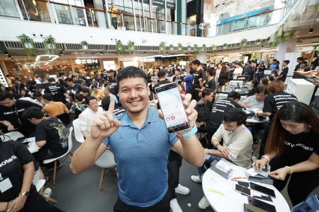 지난 8월(현지 시간) 태국 방콕의 대형 쇼핑몰 '센트럴 월드'에서 진행된 '갤럭시 노트10' 체험 행사에서 소비자들이 제품을 체험하고 있다. /삼성전자 제공