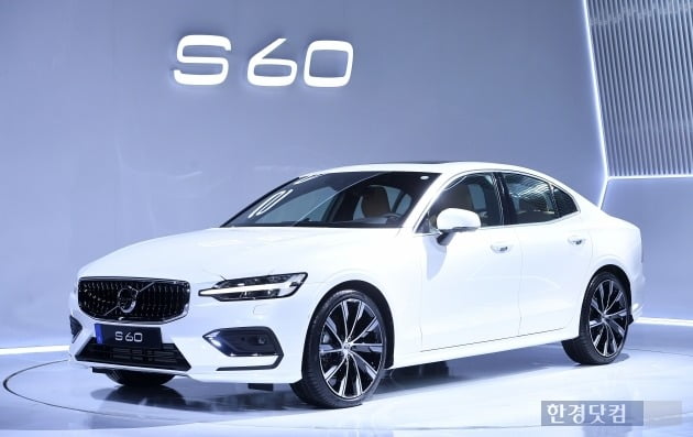 볼보가 지난 8월 중형 세단인 3세대 S60을 국내 출시했다. S60은 매월 400대 규모로 공급되고 있다. 사진=최혁 한경닷컴 기자 chokob@hankyung.com