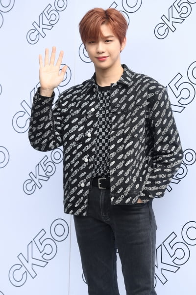 [포토] 강다니엘, '팬들 향한 멋진 손인시~'