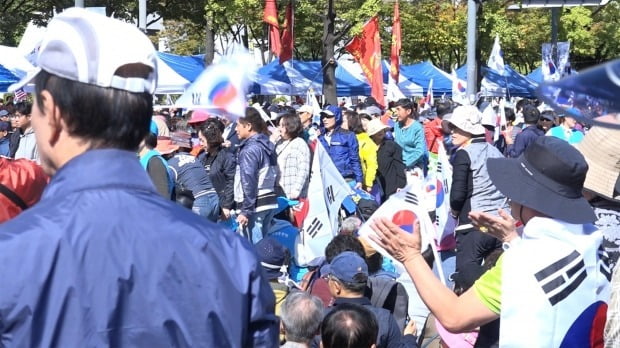 한글날 '조국 규탄' 광화문 보수 집회…주최측 "100만명 이상 참석"