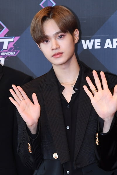 [포토] AB6IX 이대휘, '부드러운 손인사~'