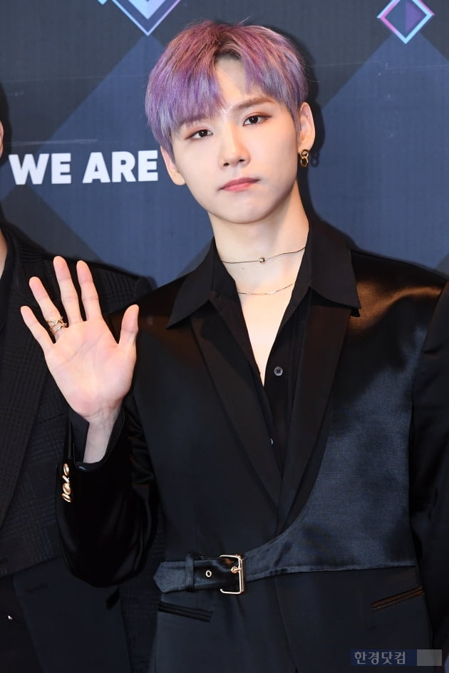 [포토] AB6IX 전웅, '멋진 손인사~'