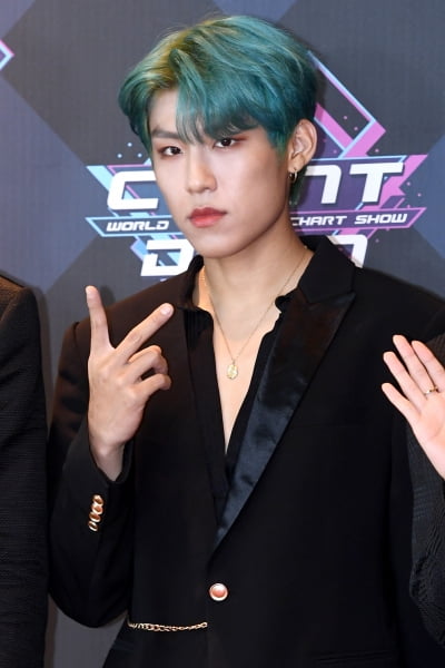 [포토] AB6IX 박우진, '멋진 모습으로 브이~'