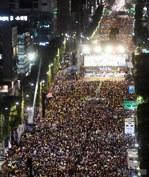 [포토] 서초동 촛불집회에 모인 시민들