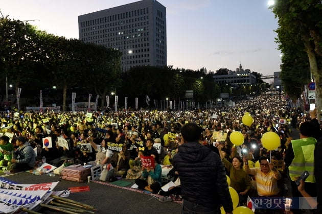 "검찰개혁 최후통첩"…서초동 촛불 당분간 '잠정중단' 