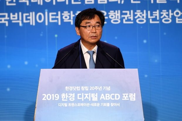 한경닷컴이 창립 20주년을 맞아 법무법인 율촌과 공동 주최하는 '2019 한경 디지털 ABCD 포럼‘이 15일 서울 여의도 전경련회관에서 열린 가운데 하영춘 한경닷컴 대표가 인사말을 전하고 있다. / 사진=최혁 한경닷컴 기자