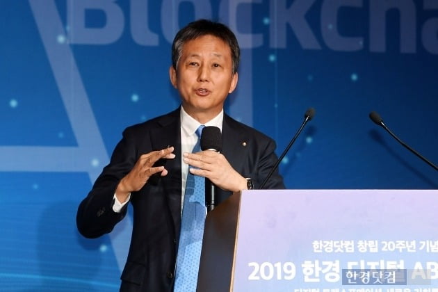 [포토] 데이터생태계의 진화에 대해 설명하는 박주석 경희대 교수 (2019 한경 디지털 ABCD 포럼)