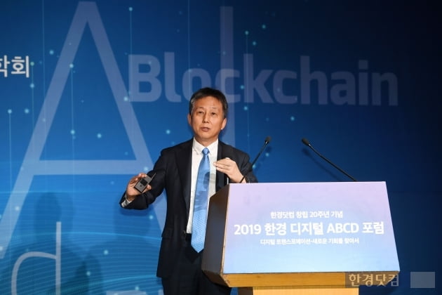 [포토] 데이터생태계의 진화에 대해 설명하는 박주석 경희대 교수 (2019 한경 디지털 ABCD 포럼)