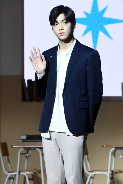 [포토] TXT 수빈, '부드러운 손인사~'