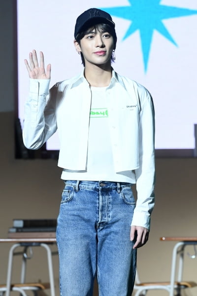 [포토] TXT 태현, '부드러운 손인사~'