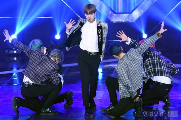 [포토] AB6IX, '소녀팬 마음 흔드는 멋진 모습'