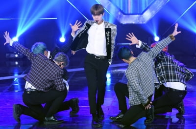 [포토] AB6IX, '소녀팬 마음 흔드는 멋진 모습'