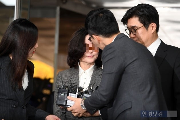 [속보] 정경심 교수 18인의 변호인도 구속 막지 못했다…송경호 판사 "증거인멸 등 우려"