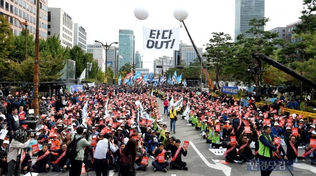 [포토] 타다 OUT 외치며 국회 앞에 모인 택시기사들