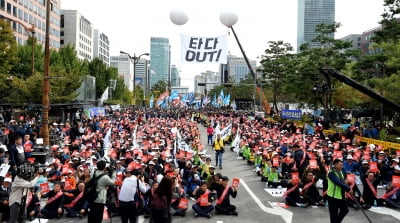 [포토] 타다 OUT 외치며 국회 앞에 모인 택시기사들