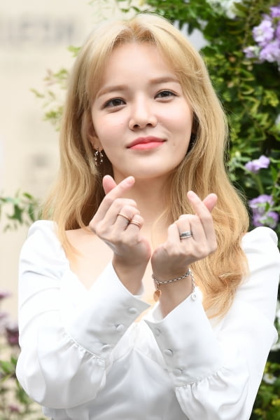  AOA 지민, '사랑스럽게 하트 발사~'