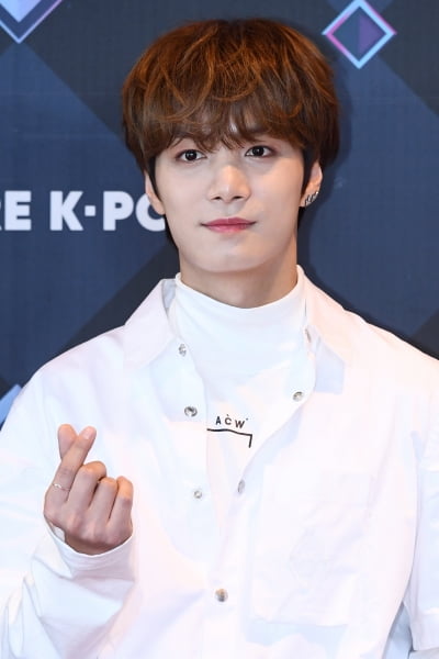 [포토] 뉴이스트 JR, '부드러운 눈빛 카리스마'