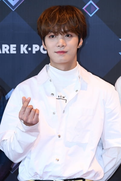 [포토] 뉴이스트 JR, '팬들에게 보내는 하트~'