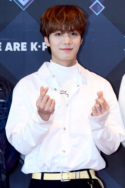 [포토] 뉴이스트 JR, '부드러운 미소로 하트 발사~'