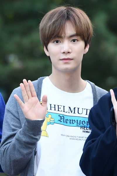 [포토] 뉴이스트 JR, '여심 사로잡는 부드러운 눈빛'