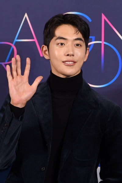  남주혁, '청룡영화상 신인상의 손바닥'