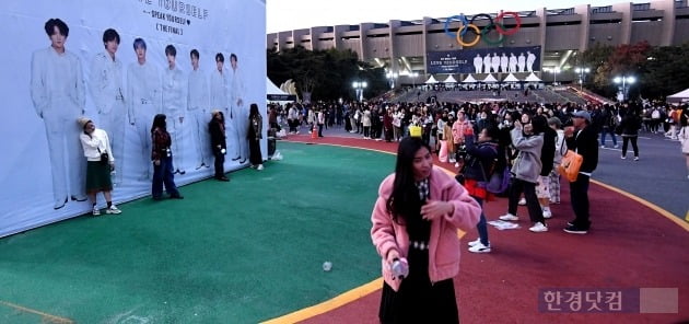 방탄소년단 서울 파이널 콘서트에서 팬들이 방탄소년단의 현수막을 배경으로 사진을 찍고 있다. /사진=한경DB