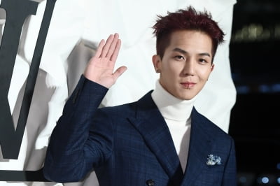  송민호, '부드러운 손인사~'