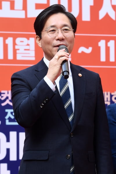 [포토] 인사말하는 성윤모 장관