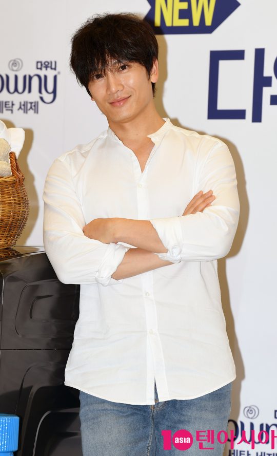배우 지성이 1일 오전 서울 행당동 이마트 왕십리점에서 열린 P&G 다우니 세제 런칭 행사에 참석하고 있다.