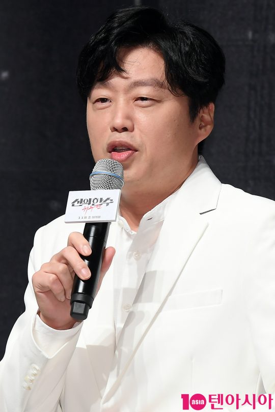 배우 김희원이 1일 오전 서울 신사동 CGV 압구정에서 열린 영화 ‘신의 한 수: 귀수편’ 제작보고회에 참석해 인사말을 하고 있다.