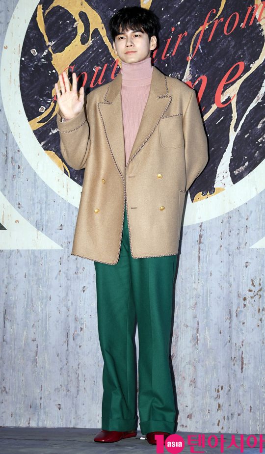 가수 겸 배우 옹성우가 1일 오후 서울 계동 한 카페에서 열린 구찌 포토콜 행사에 참석하고 있다.