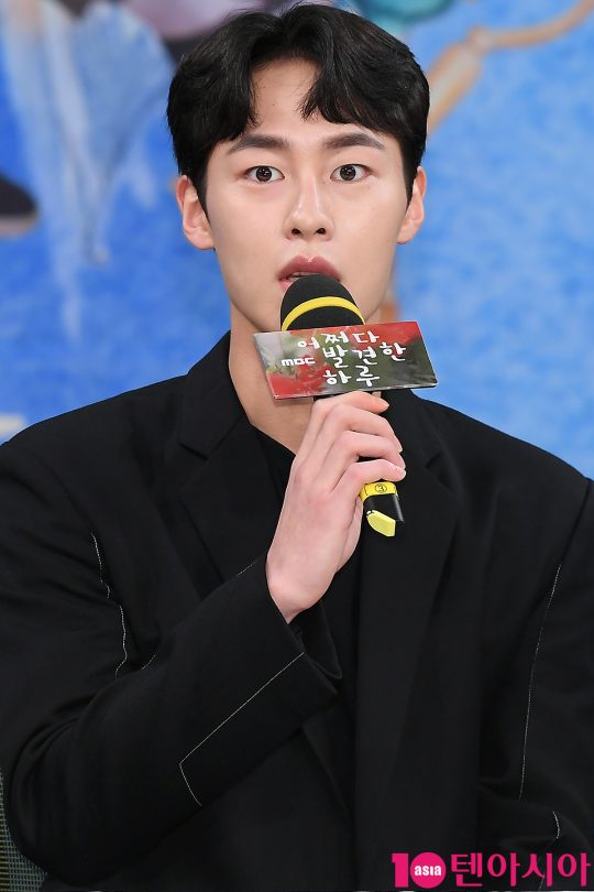 배우 이재욱이 2일 오후 서울 상암동 MBC 골든마우스홀에서 열린 MBC 드라마 ‘어쩌다 발견한 하루’ 제작발표회에 참석해 인사말을 하고 있다.