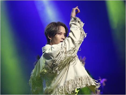 새 타이틀곡 ‘렛 미 러브 유’의 퍼포먼스를 펼치고 있는 가수 하민우./ 사진제공=KMG