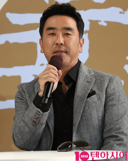 배우 류승룡이 4일 오후 부산 해운대구 영화의 전당 야외무대에서 열린 영화 ‘극한직업’ 야외무대인사에 참석하고 있다.
